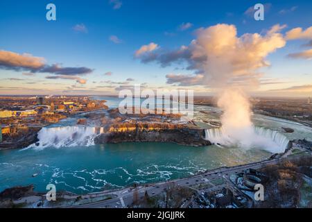 Mit Blick auf die Niagarafälle (American Falls und Horseshoe Falls) bei Sonnenuntergang. Stockfoto