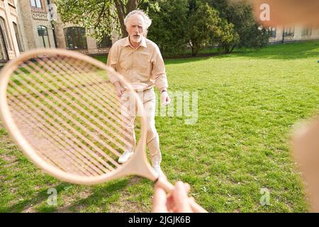 Seriöse männliche Person, die seinen Partner ansieht Stockfoto