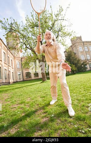Fröhlicher Mann im Alter, der einen aktiven Tag im Freien hat Stockfoto