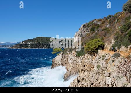 Person Wandern rund um St-Jean-Cap-Ferrat mit felsiger Küste auf Cote D'Azure in der Nähe von Nizza Stockfoto