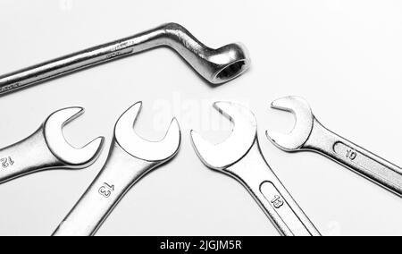 Werkzeuge des Mechanikers. Flachschlüssel zum Lösen von Schrauben. Einfache DIY-Werkzeuge. Flachschlüssel für Nahaufnahme. Mechanisches Thema. Stockfoto