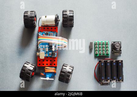 Handgefertigtes rc-Automodell, Konstruktion auf Elektronik Stockfoto