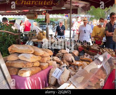 Markttag mit Ständen und Essen, Lourmarin, Provence, Frankreich Stockfoto