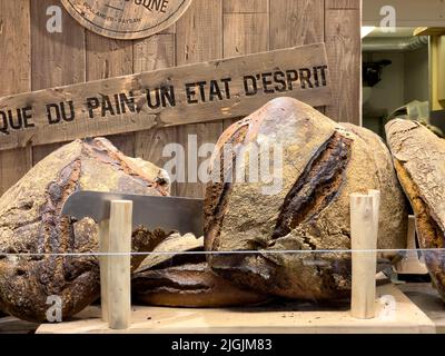 Natürlich gesäuertes Brot im Inneren von Les Halles De Lyon Paul Bocuse, Lyon, Frankreich Stockfoto