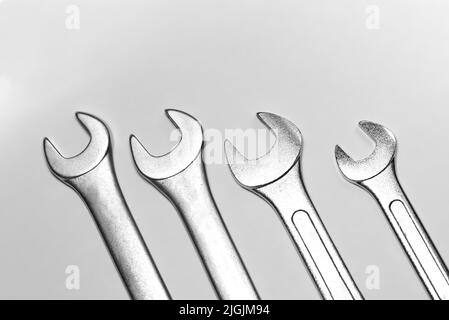 Werkzeuge des Mechanikers. Flachschlüssel zum Lösen von Schrauben. Einfache DIY-Werkzeuge. Flachschlüssel für Nahaufnahme. Mechanisches Thema. Stockfoto