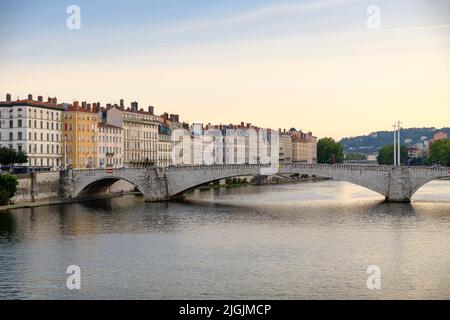 Pont Bonaparte über der Saone bei Sonnenuntergang, Lyon, Frankreich Stockfoto