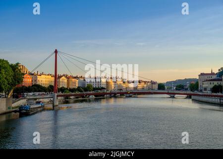Passerelle du Palais de Justice Brücke über den Fluss Saone mit Blick auf das Zentrum von Lyon, Frankreich Stockfoto