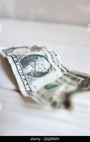 Abgenutzte, zerknitterte 1-Dollar-Rechnung, verschwommen, Nahaufnahme Stockfoto