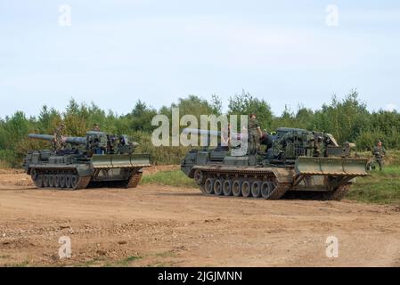 REGION MOSKAU, RUSSLAND - 25. AUGUST 2020: Soldaten auf einer selbstfahrenden Artillerie-Anlage 2S7M 'Malka' Stockfoto