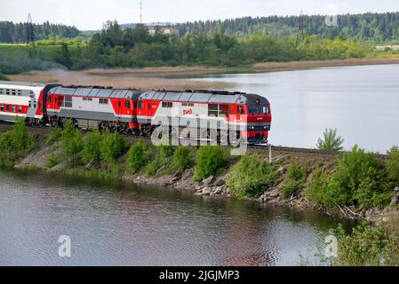 KARELIEN, RUSSLAND - 11. JUNI 2022: Ein Touristenzug fährt über den Damm. Karelien Stockfoto