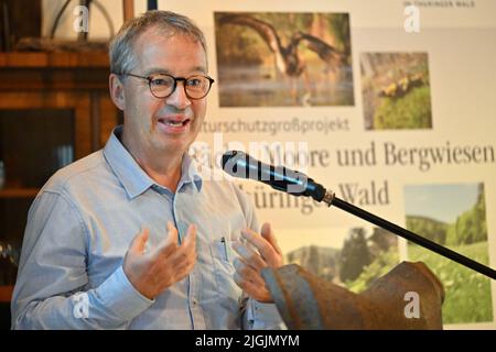 11. Juli 2022, Thüringen, Schmiedefeld am Rennsteig: Olaf Bandt, Vorsitzender des Bundes für Umwelt und Naturschutz Deutschland, spricht beim offiziellen Start des groß angelegten Naturschutzprojekts "Bäche, Mauren und Bergwiesen im Thüringer Wald". Das Bundesumweltministerium, das Thüringer Umweltministerium, der Bund und die Naturstiftung David starten das Projekt. Durch menschliches Eingreifen können Ströme und Moor ihre ökologischen Funktionen nur eingeschränkt erfüllen. Mangelnde landwirtschaftliche Nutzung gefährdet die Zukunft wertvoller Bergwiesen Stockfoto