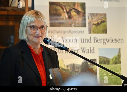 11. Juli 2022, Thüringen, Schmiedefeld am Rennsteig: Bettina Hoffmann, Parlamentarische Staatssekretärin im Bundesumweltministerium, spricht beim offiziellen Start des groß angelegten Naturschutzprojekts "Bäche, Mauren und Bergwiesen im Thüringer Wald". Das Bundesumweltministerium, das Thüringer Umweltministerium, der Bund und die Naturstiftung David starten das Projekt. Durch menschliches Eingreifen können Ströme und Moor ihre ökologischen Funktionen nur eingeschränkt erfüllen. Mangelnde landwirtschaftliche Nutzung gefährdet die Zukunft wertvoller Moun Stockfoto