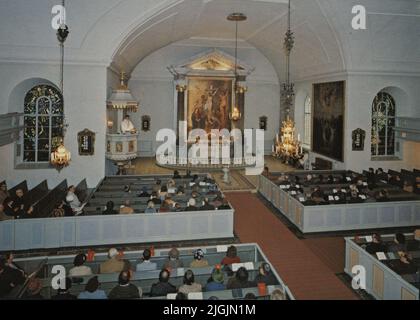 Die Kirche von Kyrka Asarum wurde ursprünglich im 12.. Oder frühen 13.. Jahrhundert erbaut. Taufbecken aus der zweiten Hälfte des 13.. Jahrhunderts, hergestellt auf Gotland aus Kalkstein und Granit. Das Altarbild, das die Kreuzigung Jesu darstellt, wurde 1866 von Bengt Nordenberg gemalt. Stockfoto