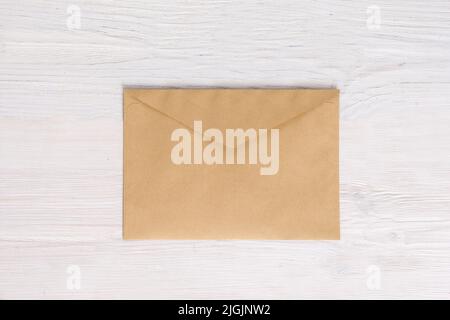Leerer Umschlag auf weißem Holzhintergrund Stockfoto