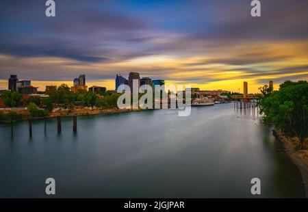 Sonnenuntergang über der Skyline von Sacramento, dem Sacramento River und der Tower Bridge in Kalifornien Stockfoto