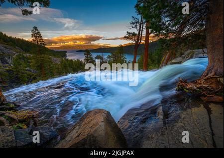 Sonnenuntergang über den Lower Eagle Falls und Emerald Bay, Lake Tahoe, Kalifornien Stockfoto