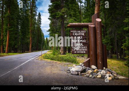 Begrüßungsschild am Eingang zum Crater Lake National Park in Oregon Stockfoto