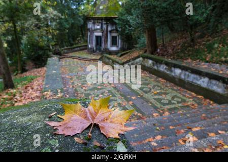 Herbstliches Blatt auf dem heiligen Weg zum Heiligtum von Bom Jesus do Monte in Tenões, bei Braga, im Norden Portugals, Kapelle im Hintergrund. Stockfoto