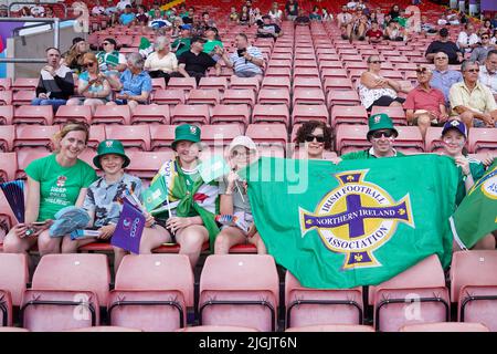 Southampton, Großbritannien. 11.. Juli 2022. Southampton, England, Juli 11. 2022: Fans von Nordirland vor der UEFA Womens Euro 2022 gruppieren Sich Ein Fußballspiel zwischen Österreich und Nordirland im St. Marys Stadium in Southampton, England. (Daniela Porcelli /SPP) Quelle: SPP Sport Press Foto. /Alamy Live News Stockfoto