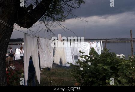 Neu gewaschene Wäsche wurde während des Kulturtages in Hällevik zum Trocknen aufgehängt. Stockfoto