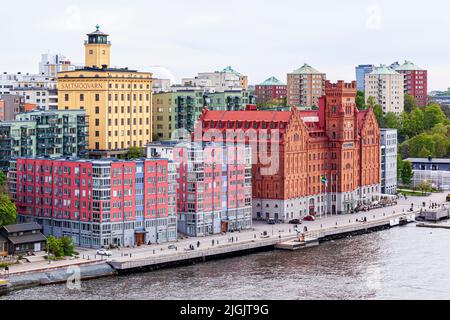 Farbenfrohe Apartmentgebäude neben dem Gebäude Saltsjoqvarn (ursprünglich eine Mühle, heute aber Elite Hotel Marina Tower) in Danviken, Henriksdal im Stoc Stockfoto