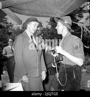 Scoutrörelse Olave Baden-Powell (1889-1977), Witwe von Robert Baden-Powell, dem Gründer der Pfadfinderbewegung, besuchte das Lager des schwedischen Pfadfinderverbandes in Tromtön, 1954. Gespräche hier mit einem der Anführer des Lagers Tromtö. 3000 Pfadfinder aus Europa und einige Pfadfinder kamen aus Ländern außerhalb Europas. Stockfoto