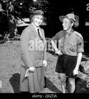 Scoutrörelse Olave Baden-Powell (1889-1977), Witwe von Robert Baden-Powell, dem Gründer der Pfadfinderbewegung, besuchte das Lager des schwedischen Pfadfinderverbandes in Tromtön, 1954. Gespräche hier mit einem der Anführer des Lagers Tromtö. 3000 Pfadfinder aus Europa und einige Pfadfinder kamen aus Ländern außerhalb Europas. Stockfoto