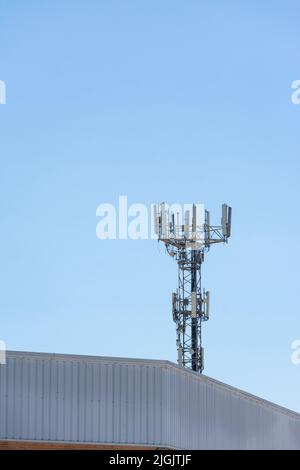 Kommunikationsturm mit Antennen für WLAN-Signal, Konzepte von 5G, Datenübertragung oder Positionierung. Vertikales Bild Stockfoto