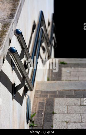 Handläufe und Treppen, die zu einem dunklen Tunnel oder einer Unterführung für Menschen führen, mit selektivem Fokus Stockfoto