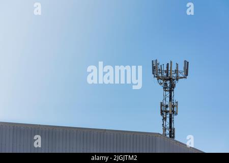 Kommunikationsturm mit Antennen für WLAN-Signal, Konzepte von 5G, Datenübertragung oder Positionierung. Horizontales Bild Stockfoto