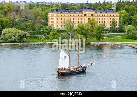 Das Segelschiff 'Ellen' passiert die Schule Campus Manilla auf der Insel Djurgården in den Stockholmer Archipel, Schweden Stockfoto