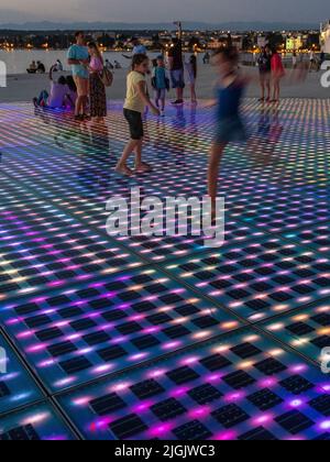 Besucher bei Nikola Basic's Sun Salutation Lighting Display, Istarska Obala Promenade, Zadar, Kroatien Stockfoto