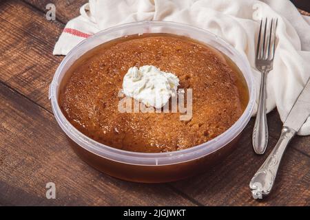 Traditionelles Türkisches Dessertbrot Kadayif / Brotpudding. Türkischer Name Ekmek Kadayıfı Stockfoto