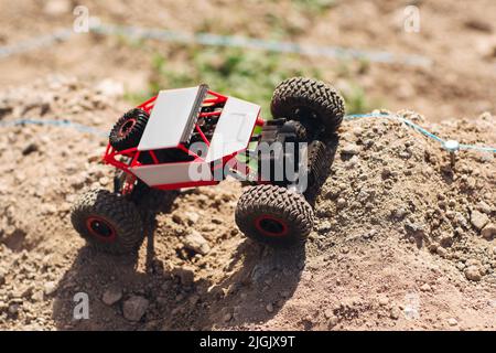 Toy Crawler Reiten Offroad-Rallye, kopieren Raum Stockfoto