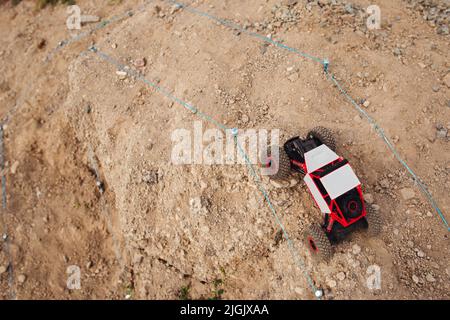 RC-suv auf Geländefahrten, Draufsicht, freier Platz Stockfoto