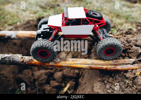 RC Auto Straßenfahrt auf Holzbalken über hohl Stockfoto