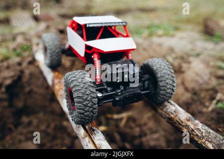 RC Auto Straßenfahrt auf Holzbalken über hohl Stockfoto