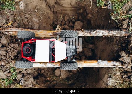 RC Auto über Yawner auf Protokolle Draufsicht Stockfoto