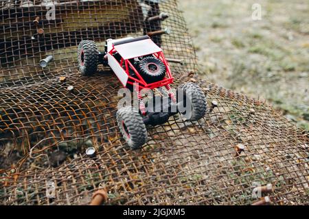 RC Crawler fahren raue Oberfläche Og Grill Stockfoto