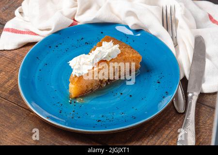 Traditionelles Türkisches Dessertbrot Kadayif / Brotpudding. Türkischer Name Ekmek Kadayıfı Stockfoto