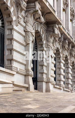 Detail der Architektur auf der Camara Municipal do Porto ein stadtrat Gebäude im Zentrum von Porto eine Stadt im Norden Portugals. Stockfoto