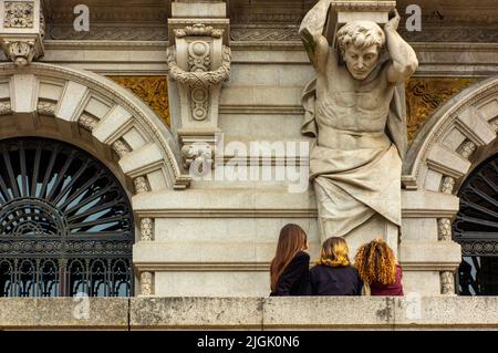 Touristen, die Fotos vor dem stadthaus Camara Municipal do Porto machen, einem stadtratsgebäude im Zentrum von Porto, einer Stadt im Norden Portugals. Stockfoto