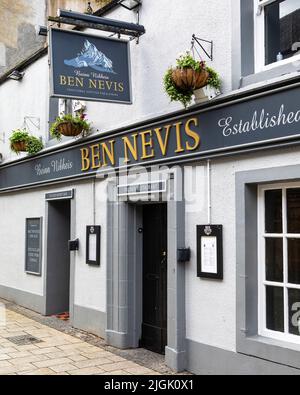 Fort William, Schottland - Oktober 5. 2021: Das Äußere des öffentlichen Hauses Ben Nevis an der High Street in der Stadt Fort William, Schottland, Großbritannien. Stockfoto
