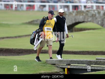 Tiger Woods (rechts) aus Team Woods mit Caddy Joe Lacava auf dem Fairway 1. während der R&A-Feier der Champions auf dem Old Course, St. Andrews. Bilddatum: Montag, 11. Juli 2022. Stockfoto