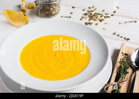 Kürbis-Sahnesuppe in der Nahaufnahme des Tellers Stockfoto