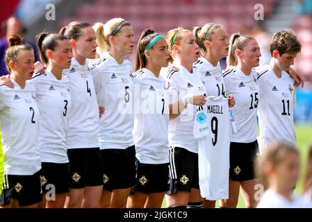 Nordirische Spieler singen die Nationalhymne auf dem Spielfeld vor dem UEFA Women's Euro 2022 Group A-Spiel im St. Mary's Stadium, Southampton. Bilddatum: Montag, 11. Juli 2022. Stockfoto