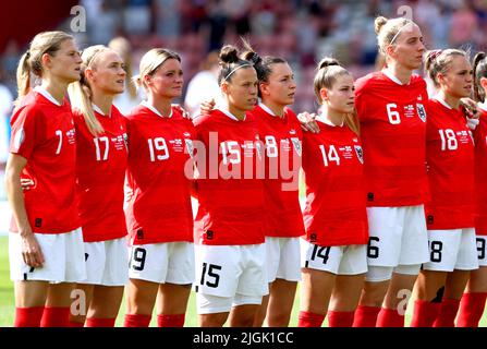 Österreichische Spieler singen die Nationalhymne auf dem Spielfeld vor dem UEFA Women's Euro 2022 Group A Spiel im St. Mary's Stadium, Southampton. Bilddatum: Montag, 11. Juli 2022. Stockfoto