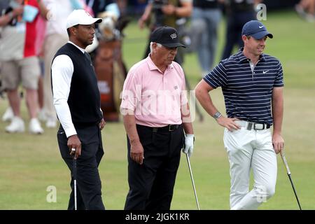 Tiger Woods (links), Lee Trevino und Rory McIlroy (rechts) von Team Woods auf dem Fairway 1. während der R&A-Feier der Champions auf dem Old Course, St. Andrews. Bilddatum: Montag, 11. Juli 2022. Stockfoto