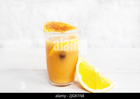 Frischer Orangensaft im Glas auf weißem Hintergrund Stockfoto