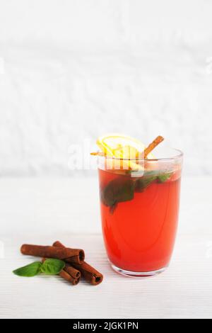 Cranberry Mojito im Glas mit Orange und Zimt Stockfoto